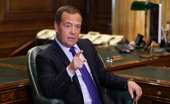 Medvedev: Rusko teraz vyrába viac zbraní, ako si vyžadujú ozbrojené sily