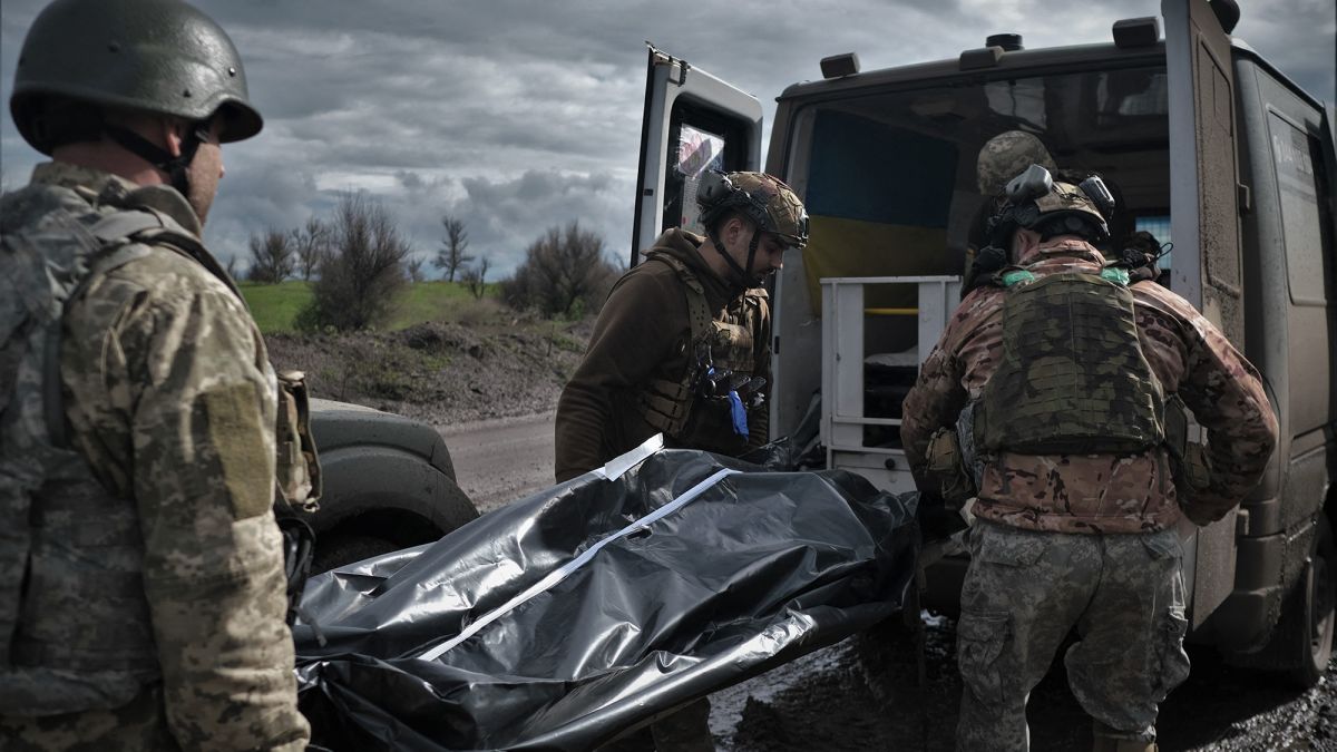 Ukrajinská armáda nestíha vyvážať mŕtvych