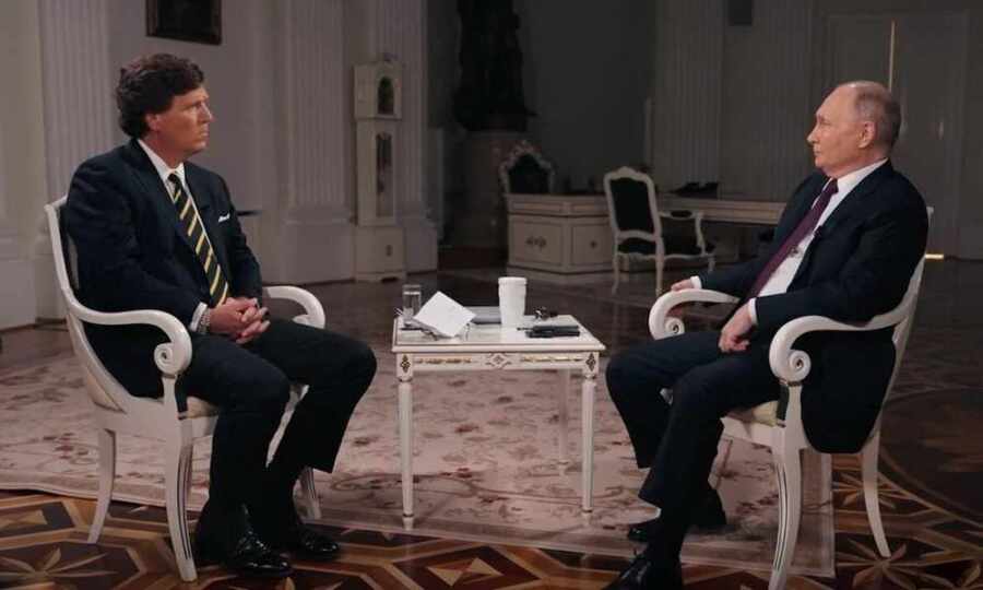 Rozhovor Vladimira Putina s Tuckerom Carlsonom vyvolal v západných mainstreamových médiách hystériu